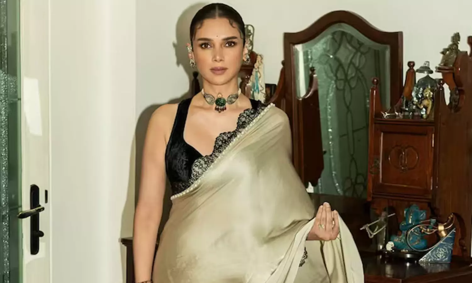 అదితీరావ్ పేరుతో మోసగాడి వాట్సాప్ వల అదితీరావ్ పేరుతో మోసగాడి వాట్సాప్ వల