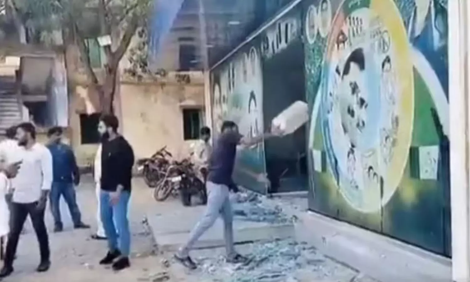 హిందూపురంలో హైటెన్ష‌న్‌.. ఏం జ‌రిగింది?