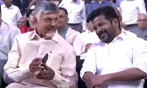ఒకే వేదికపై చంద్రబాబు, రేవంత్ రెడ్డి.. ఇద్దరి మధ్య నవ్వులే నవ్వులు!