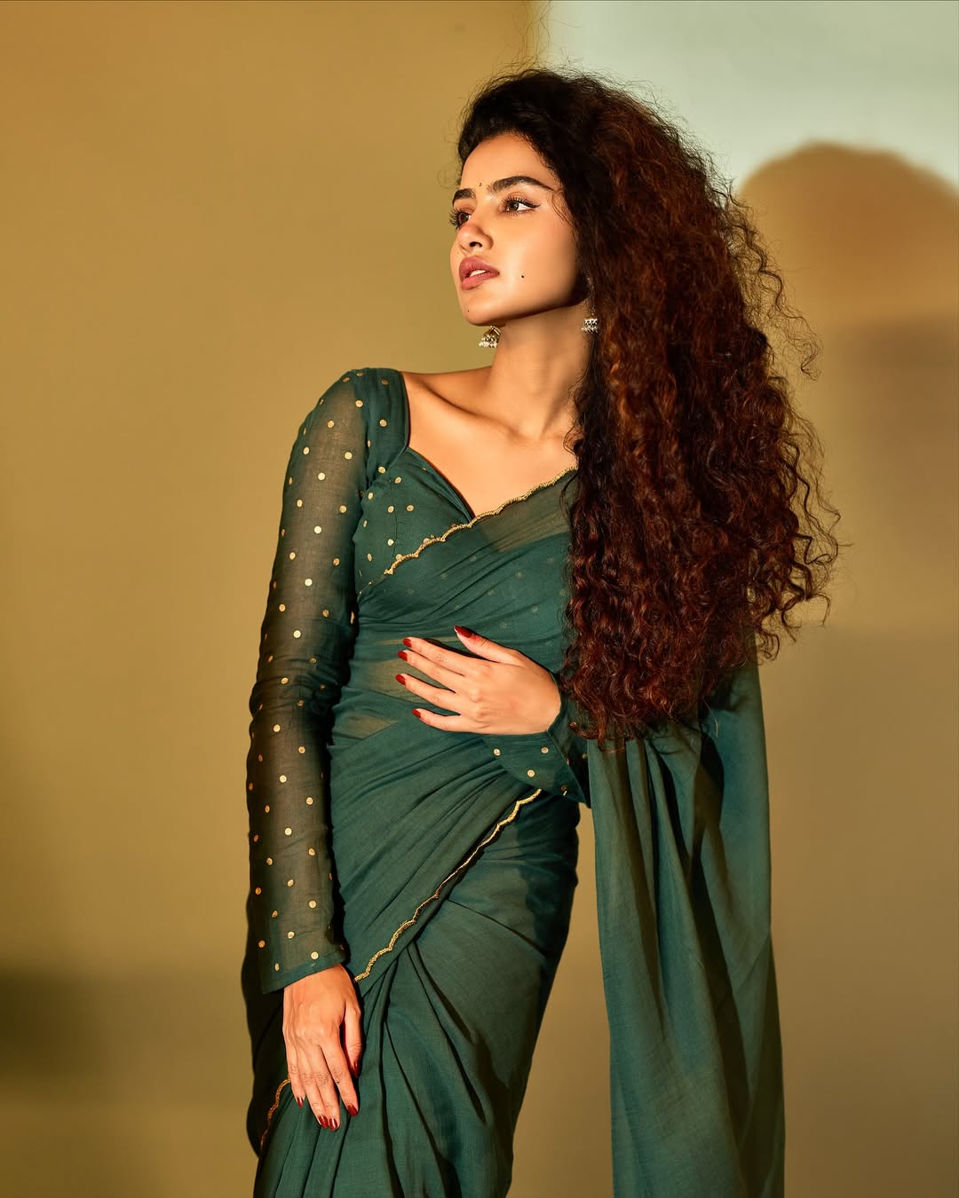 anupama parameswaran glows in emerald saree fire & kadhal sadugudu vibes