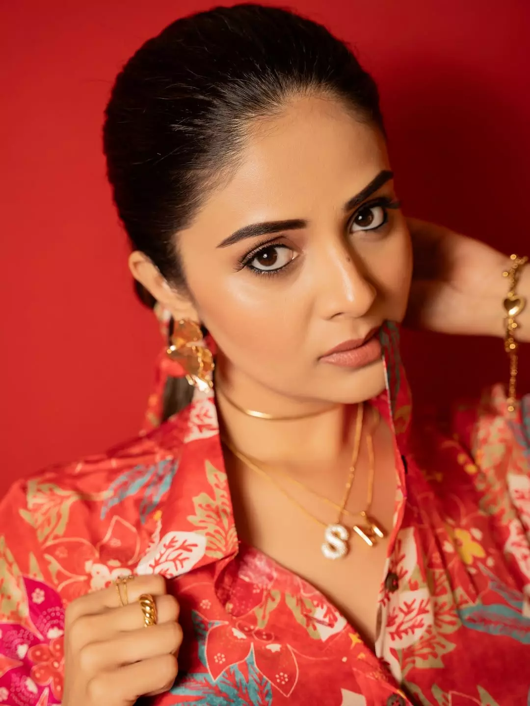 Sreemukhi Stuns in Tropical Floral Look, Anchors Her Superstar Vibes