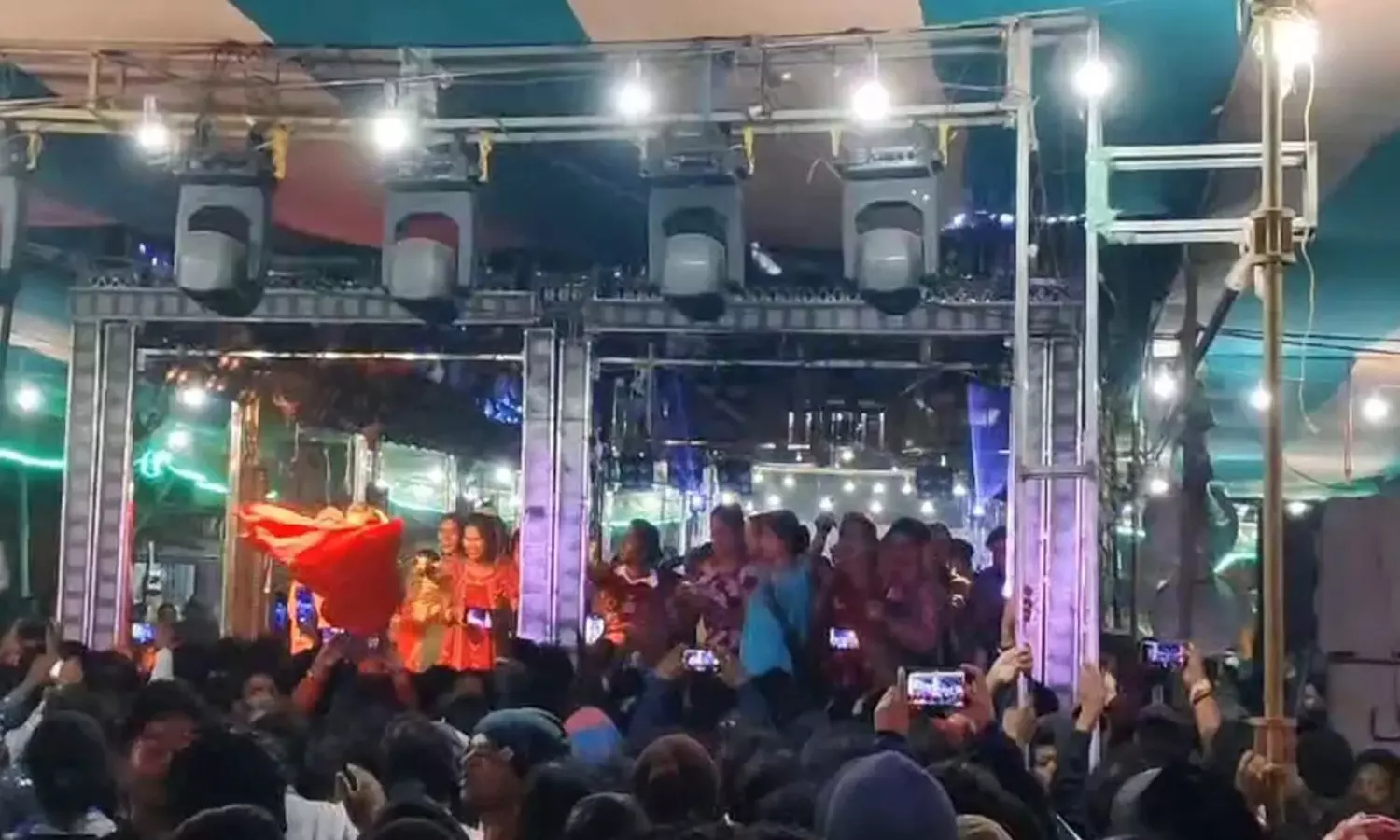 పోయే కాలం: రామాయణం నాటక ప్రదర్శనలో అశ్లీలం పోయే కాలం: రామాయణం నాటక ప్రదర్శనలో అశ్లీలం