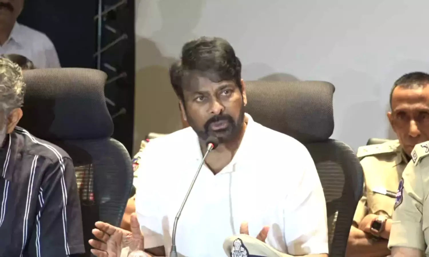 సినిమా ఇండస్ట్రీ కొంతమందిదే కాదు... చిరంజీవి కీలక వ్యాఖ్యలు! సినిమా ఇండస్ట్రీ కొంతమందిదే కాదు... చిరంజీవి కీలక వ్యాఖ్యలు!