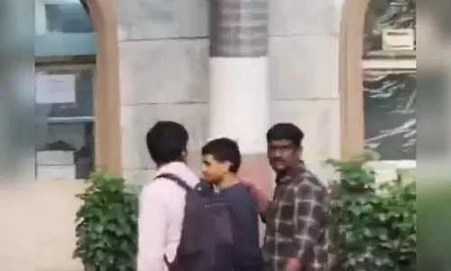 ఐ బొమ్మ ర‌వి భార్య కార‌ణంగానే దొరికాడు?