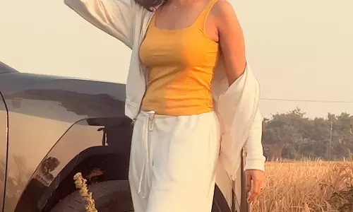 Divi Vadthya Sets Social Media Ablaze With Latest Photoshoot