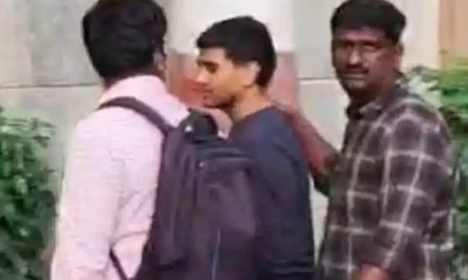 ఐ-బొమ్మ రవి.. ఆస్తులు అమ్ముకోవడానికి వచ్చి