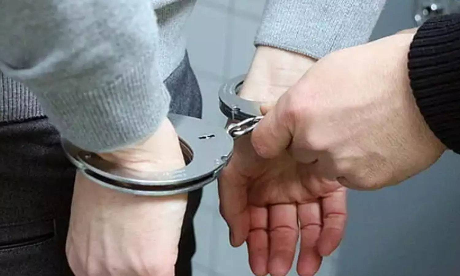 షాకింగ్‌ : లవర్‌ బర్త్‌డేకి గంజాయితో ఐఫోన్‌ గిఫ్ట్‌...!