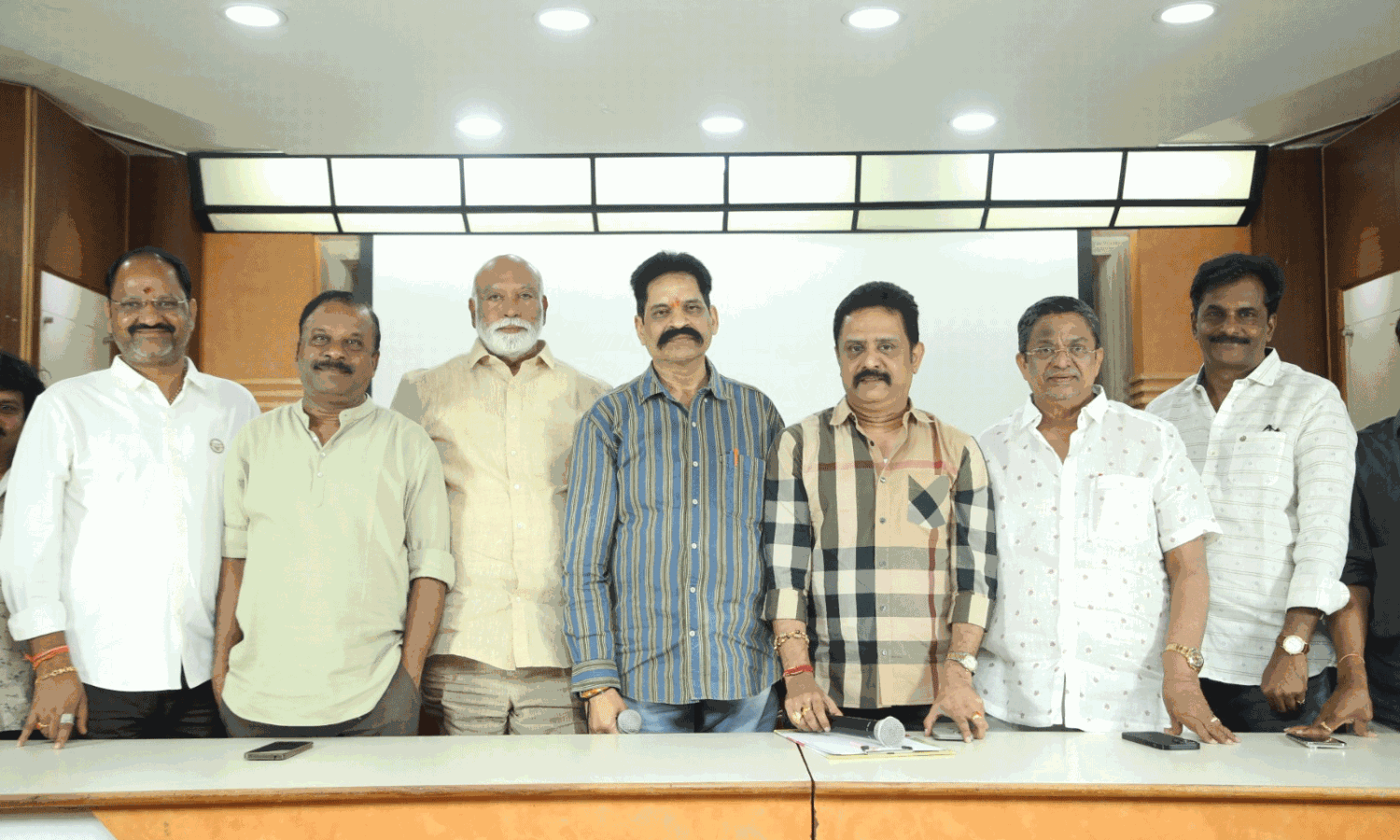 ఐబొమ్మ రవిని ఎన్కౌంటర్ చేయాలని నిర్మాత ఆవేశం ఐబొమ్మ రవిని ఎన్కౌంటర్ చేయాలని నిర్మాత ఆవేశం