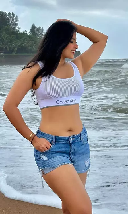 Nikita Sharmas Soulful Beach Photography