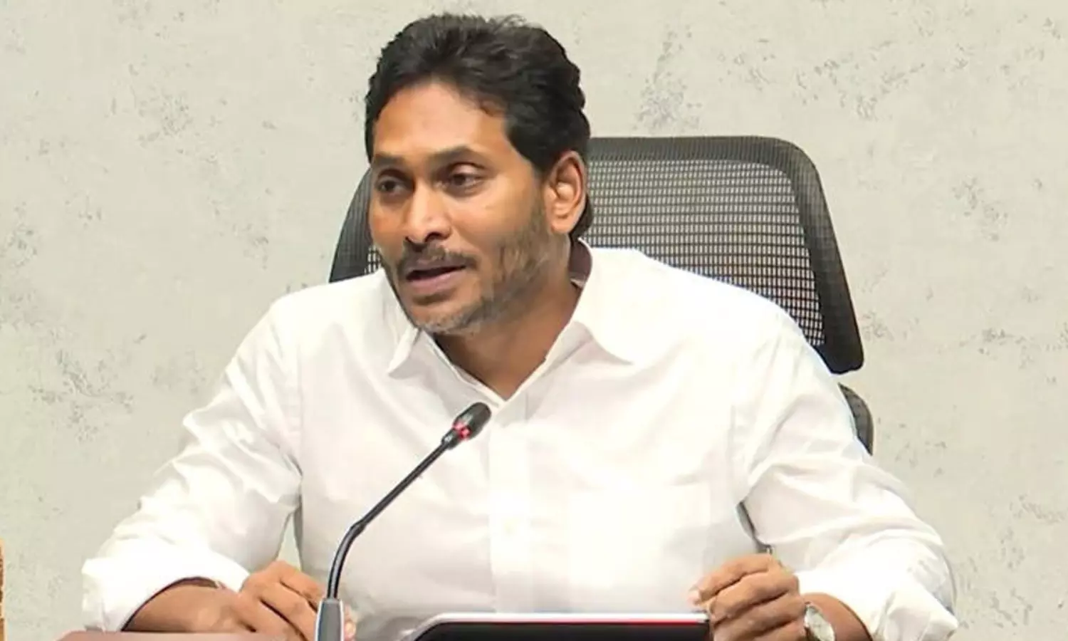 హైదరాబాద్ కి జగన్...నేరుగా అక్కడికి ! హైదరాబాద్ కి జగన్...నేరుగా అక్కడికి !