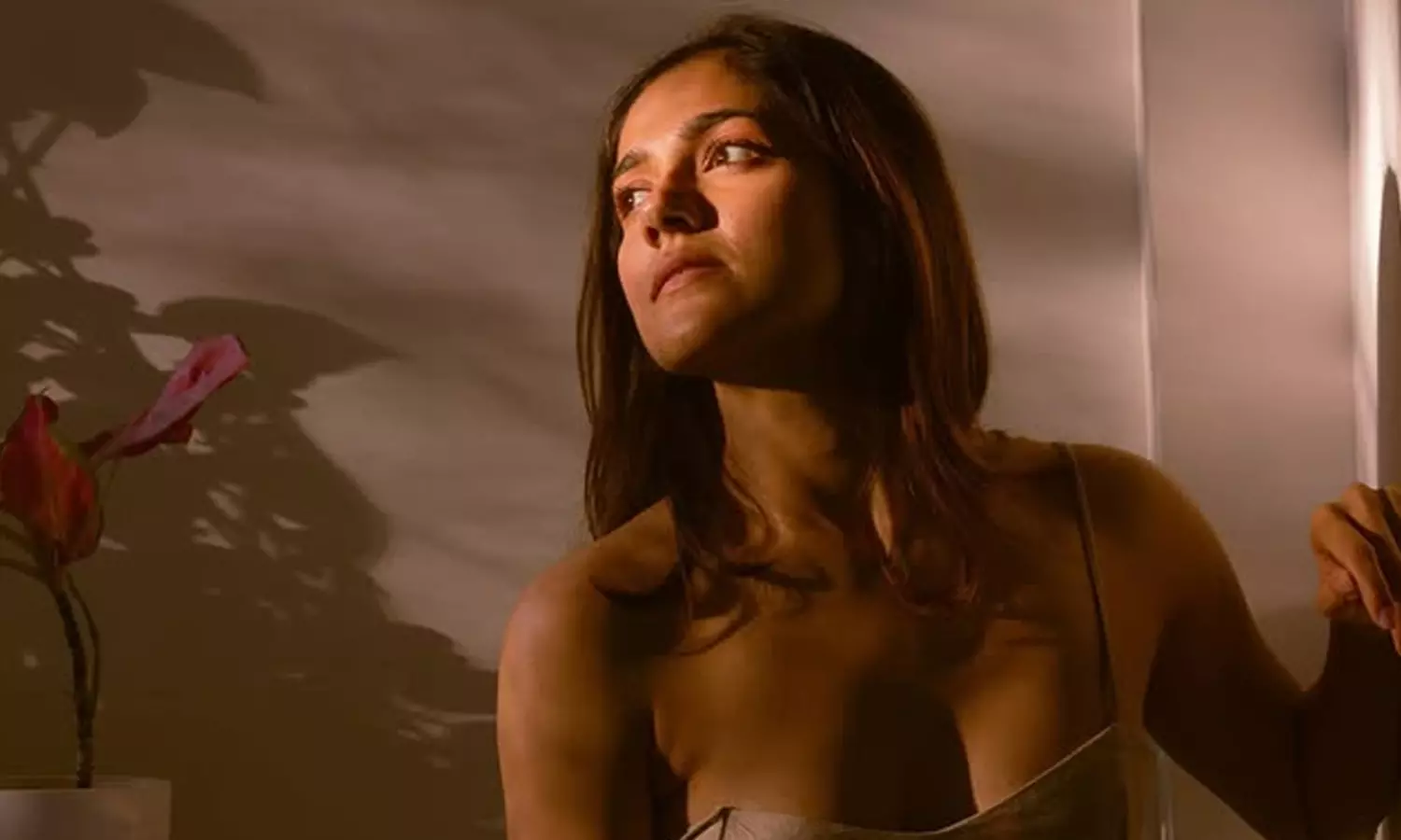 పిక్‌టాక్ : డార్క్ షేడ్‌లో బ్యూటీ క్లీవేజ్‌ అందాలు