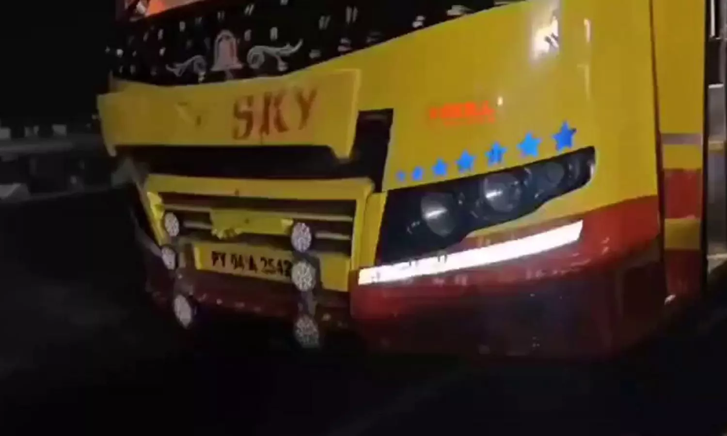 వి.కావేరీ బస్సులకు ఏమైంది? త్రుటిలో పెను ప్రమాదం తప్పింది వి.కావేరీ బస్సులకు ఏమైంది? త్రుటిలో పెను ప్రమాదం తప్పింది