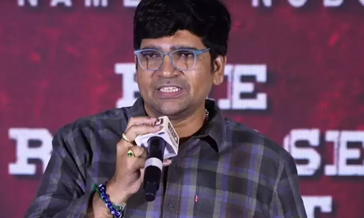 అవమానించిన ఆ డైరెక్టర్ ఇండస్ట్రీకి దూరంగా! అవమానించిన ఆ డైరెక్టర్ ఇండస్ట్రీకి దూరంగా!