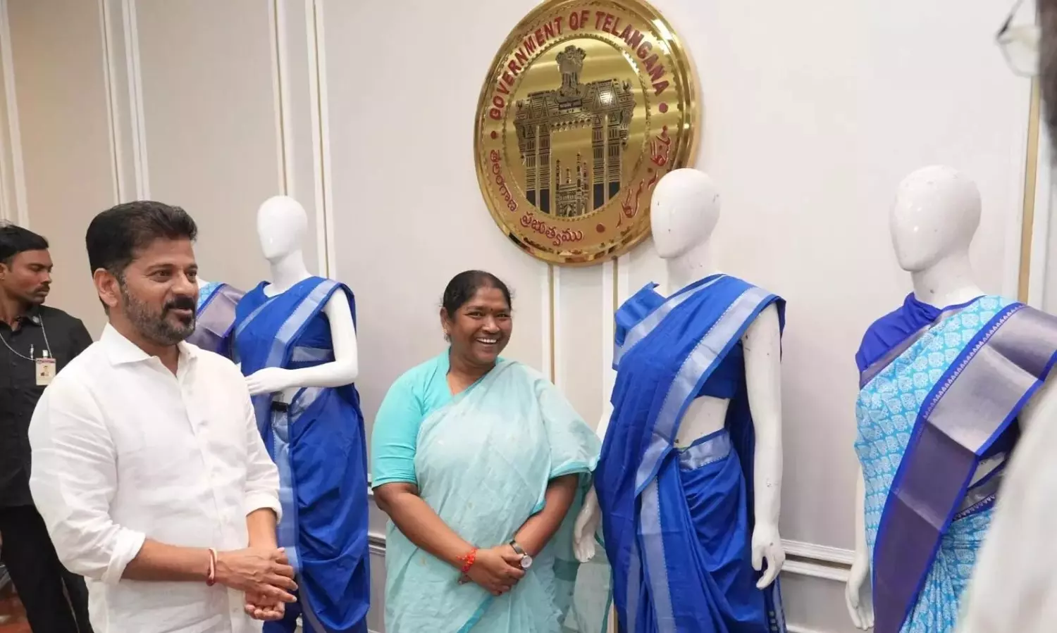 మహిళలకు ఇందిరమ్మ చీరలు.. ఈ ప్రత్యేక చూశారా? మహిళలకు ఇందిరమ్మ చీరలు.. ఈ ప్రత్యేక చూశారా?