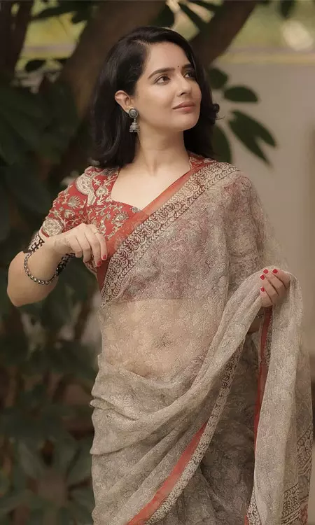 Malvi Malhotra Stuns in Vibrant Multicolor Floral Saree