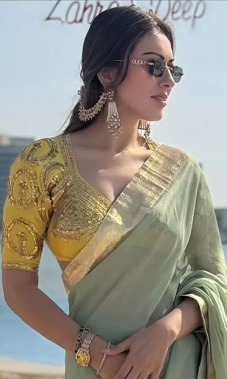 Hansika Motwani Blends Tradition and Glamour in Latest Photos