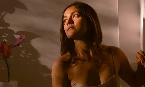 పిక్‌టాక్ : డార్క్ షేడ్‌లో బ్యూటీ క్లీవేజ్‌ అందాలు