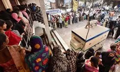 గుజరాత్‌లో బ్యాంక్ ముందు భారీ క్యూ.. కారణం తెలిసే సరికి షాక్‌!