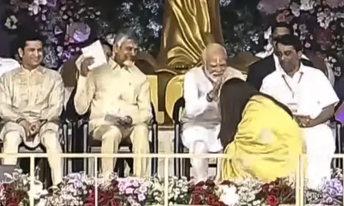 ఆశీస్సుల కోసం మోదీ పాదాల‌ను తాకిన ఐశ్వ‌ర్యారాయ్