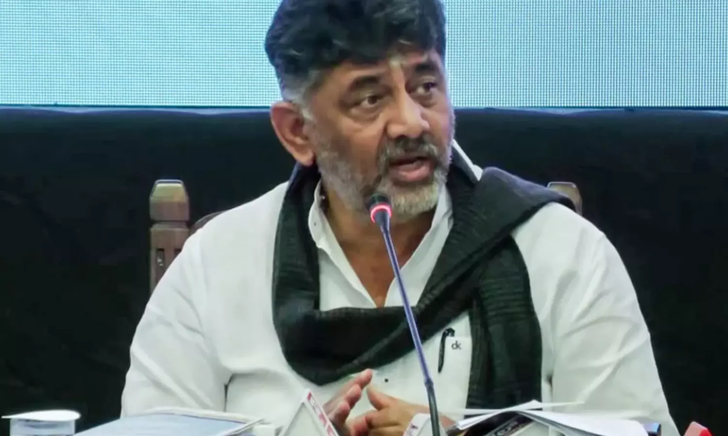 ఢిల్లీలో అలా చెప్పి.. బెంగళూరులో ఇలా చెప్పుడేంది డీకే?