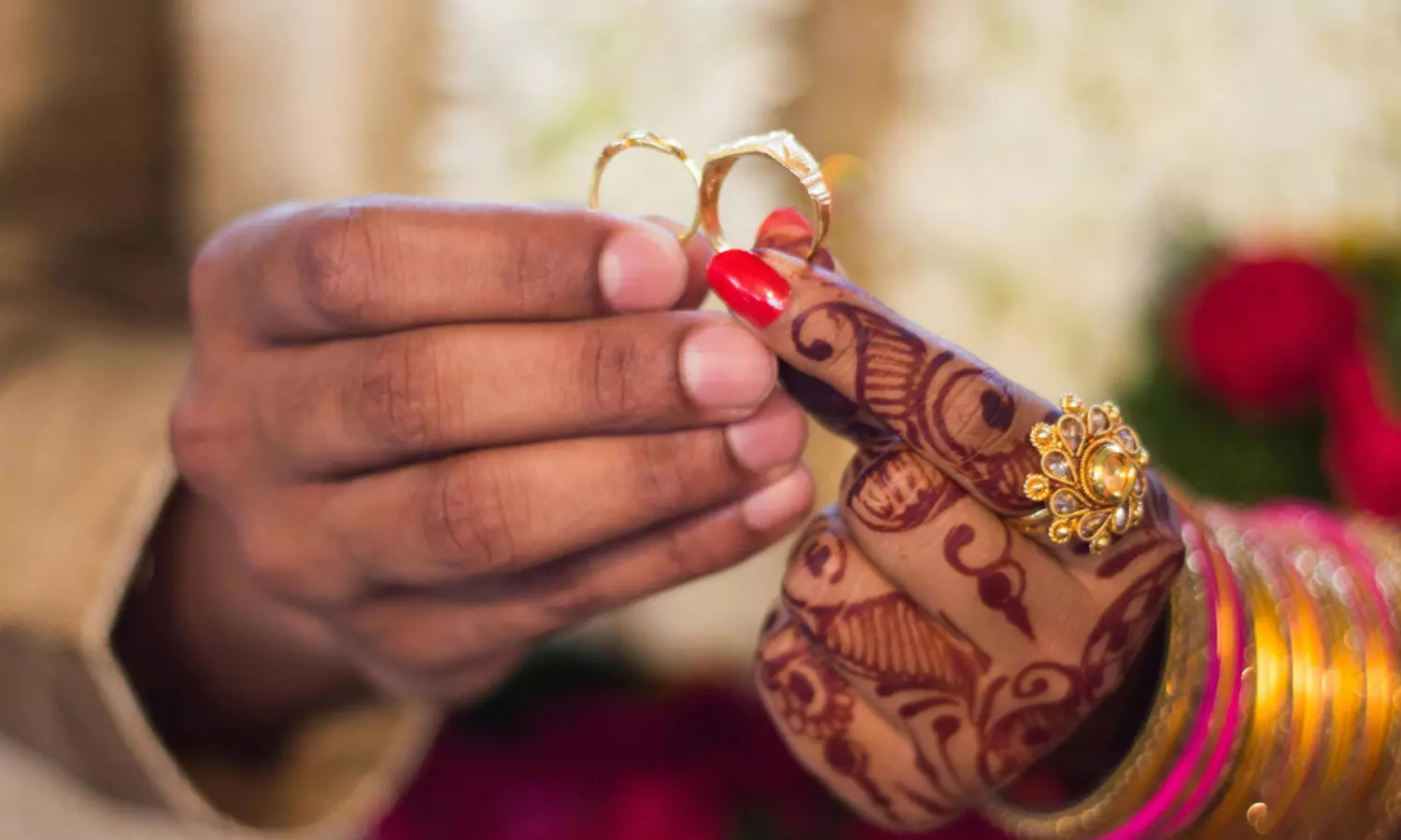 మొదటి రాత్రి వింత అనుభవం.. కత్తితో వచ్చిన వధువు.. కారణం ఇదే.. మొదటి రాత్రి వింత అనుభవం.. కత్తితో వచ్చిన వధువు.. కారణం ఇదే..