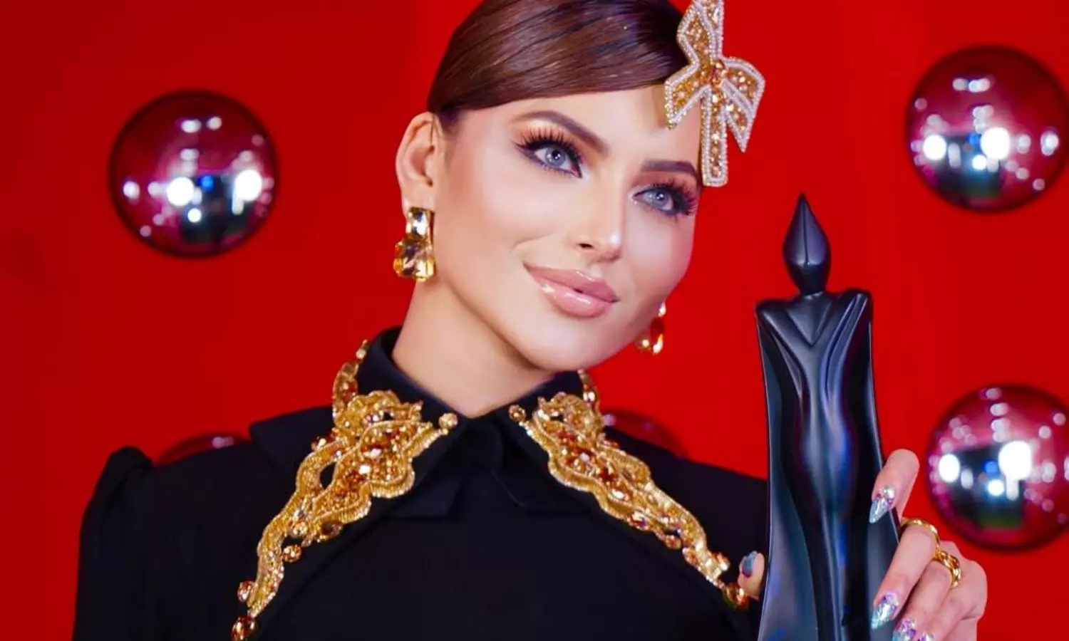 బంగారపు బట్టలతో బ్యూటీ దబిడి దిబిడి..! బంగారపు బట్టలతో బ్యూటీ దబిడి దిబిడి..!