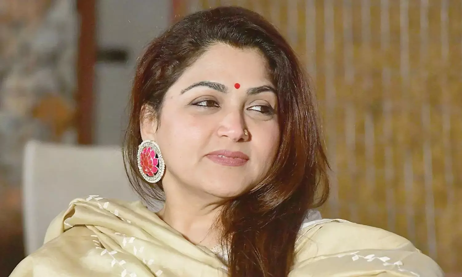 నా చెప్పు సైజు 41.. దెబ్బలకు రెడీనా? ర‌జ‌నీ ఫ్యాన్స్‌పై ఖుష్బూ ఫైర్!