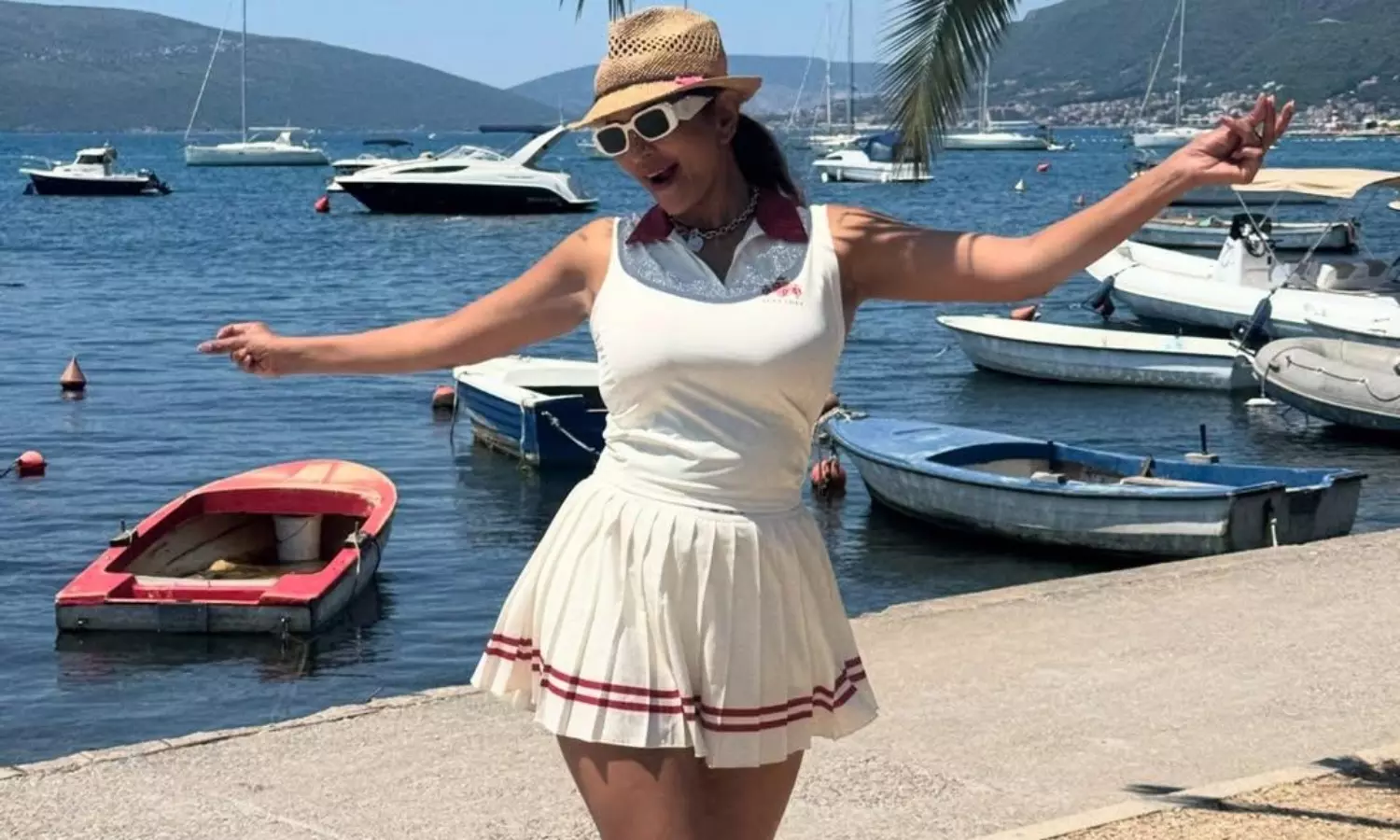 సముద్ర తీరాన మంచు లక్ష్మి.. గ్లామర్ క్వీన్!