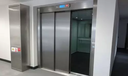 లిఫ్ట్ లో వెళ్లే వేళ ఇరుక్కుపోయి మరణించిన ఆరేళ్ల పిల్లాడు