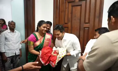 చిన్నారిని ఆడిస్తూ పేరు పెట్టిన జగన్ మామయ్య