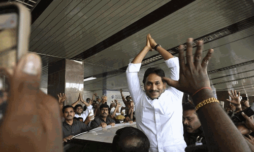 జగన్ కోర్టు టూరుపై టీడీపీ సోషల్ మీడియా సెటైర్లు.. ఒకే రోజు మూడు రాష్ట్రాల్లో అంటూ పోస్టులు