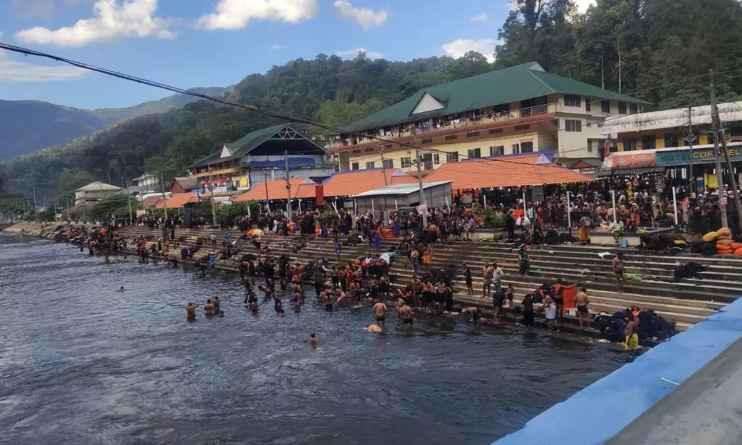 షాక్ తినేలా.. శబరిమల 18వ మెట్టు వద్ద నల్లతాచు