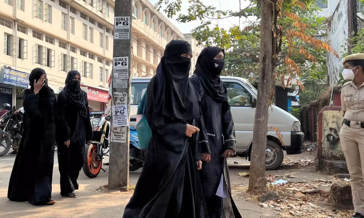 బురఖాతో షాప్ కు వెళ్లిన మహిళ.. కట్ చేస్తే.. షాకింగ్ నిజం