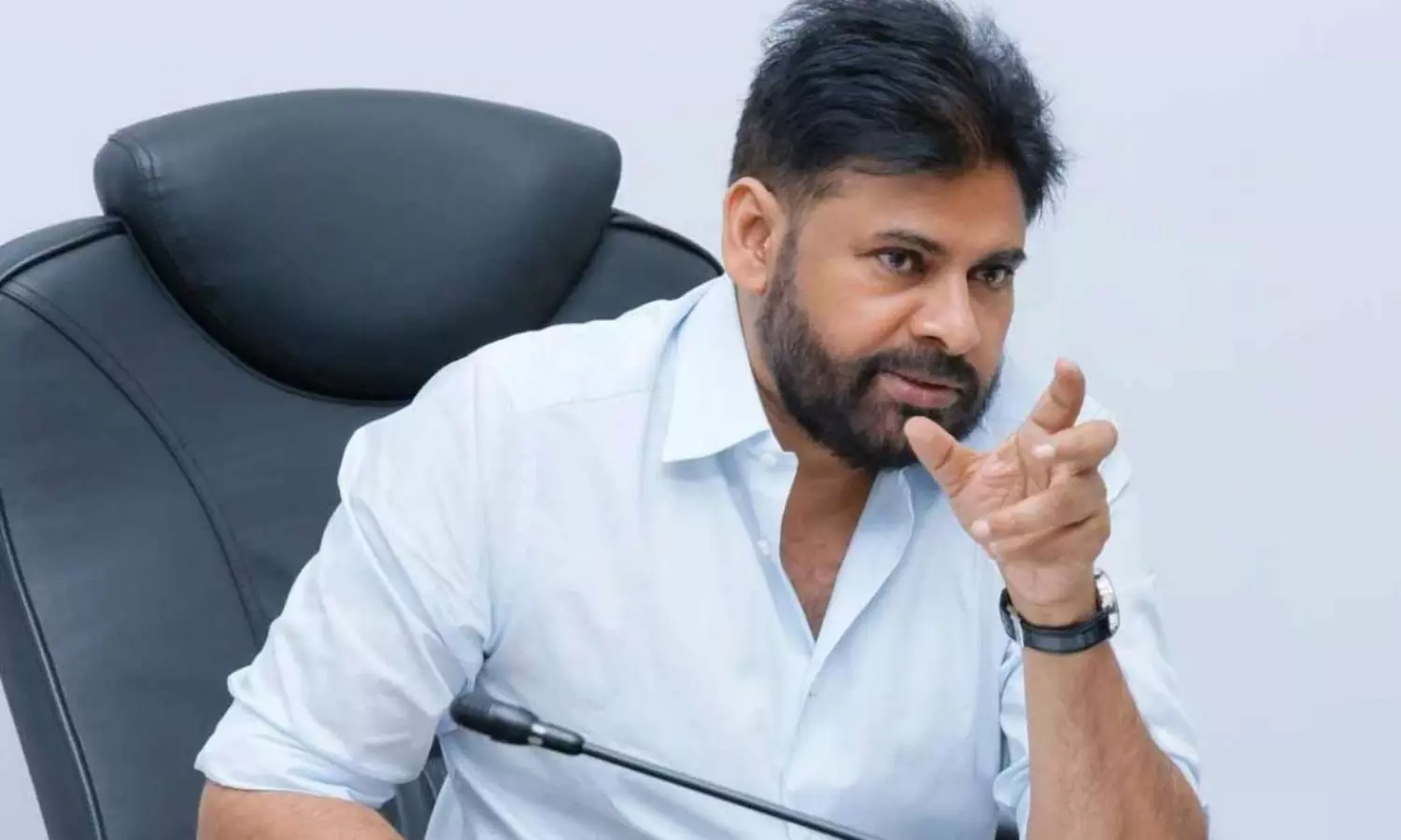 పవన్ కళ్యాణ్.. దర్శకుల వేటలో ఇలా..