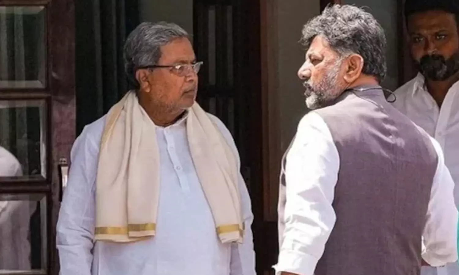 డీకే అతిగొప్ప త్యాగం.. మళ్లీ కర్ణాటక సీఎం సిద్ధునే! డీకే అతిగొప్ప త్యాగం.. మళ్లీ కర్ణాటక సీఎం సిద్ధునే!