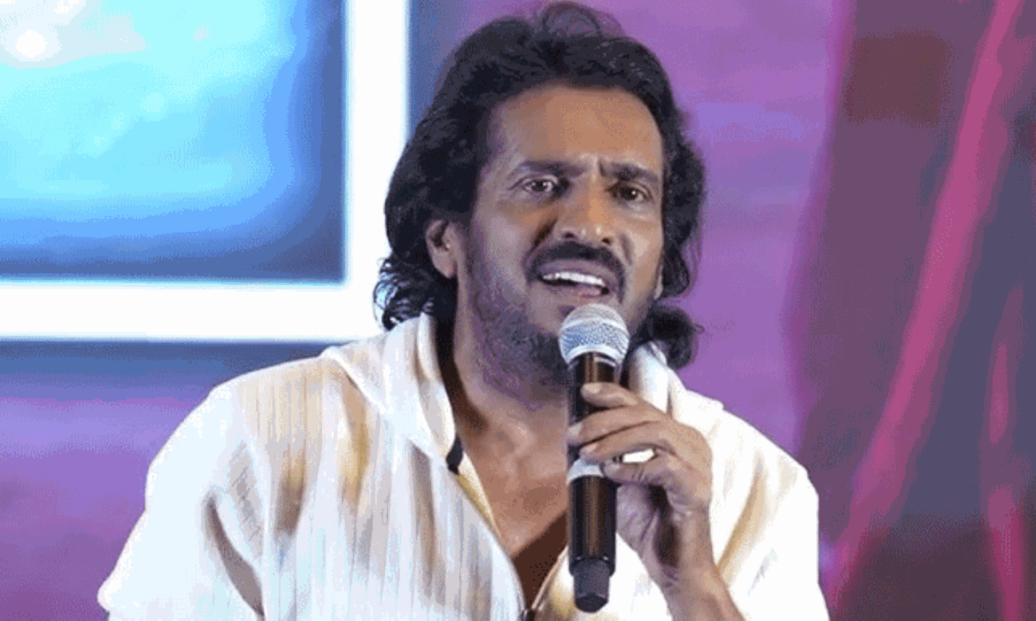 తెలుగు సినిమా రిలీజైతే కన్నడ పోస్టర్లు వేయాలా? తెలుగు సినిమా రిలీజైతే కన్నడ పోస్టర్లు వేయాలా?