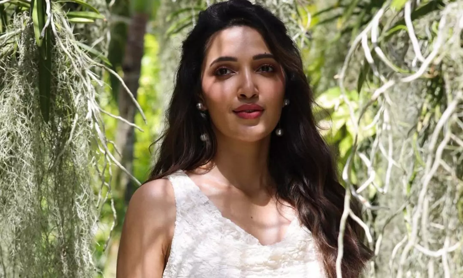 పొట్టి డ్రెస్సులో టిల్లు పాప.. స్టన్నింగ్ లుక్!