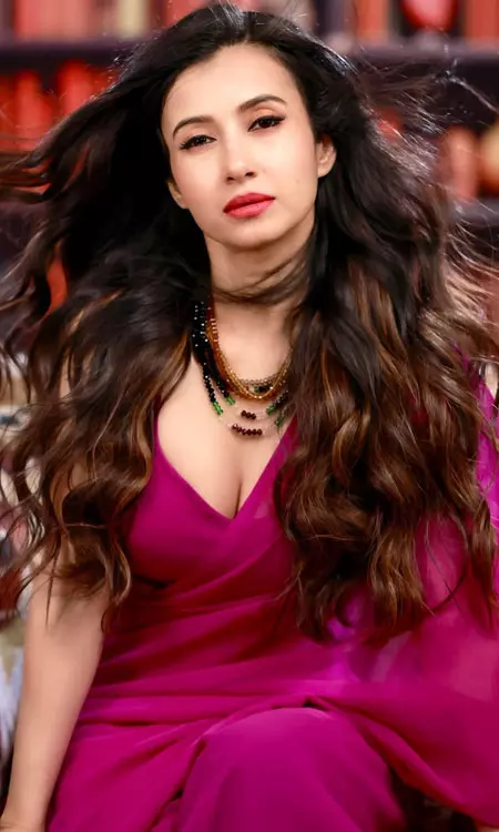 Monami Ghosh Stuns in Elegant Magenta Saree