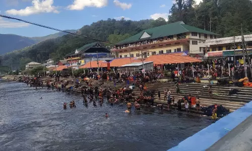 షాక్ తినేలా.. శబరిమల 18వ మెట్టు వద్ద నల్లతాచు