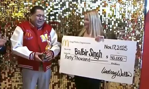 40 ఏళ్లుగా పని చేస్తున్న ఉద్యోగికి యజమాని ఇచ్చిన గిఫ్టుకు ఫిదా