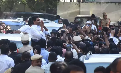 జగన్ కోర్టుకు వచ్చే వేళ.. అంతమంది ఎక్కడ నుంచి వచ్చినట్లు?