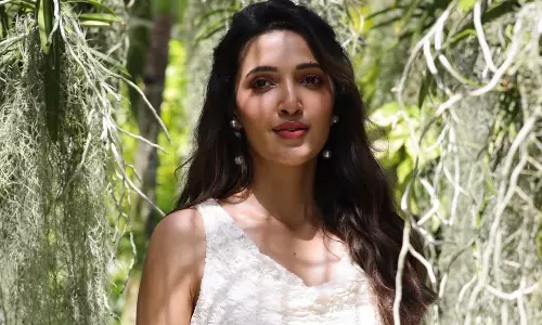 పొట్టి డ్రెస్సులో టిల్లు పాప.. స్టన్నింగ్ లుక్!