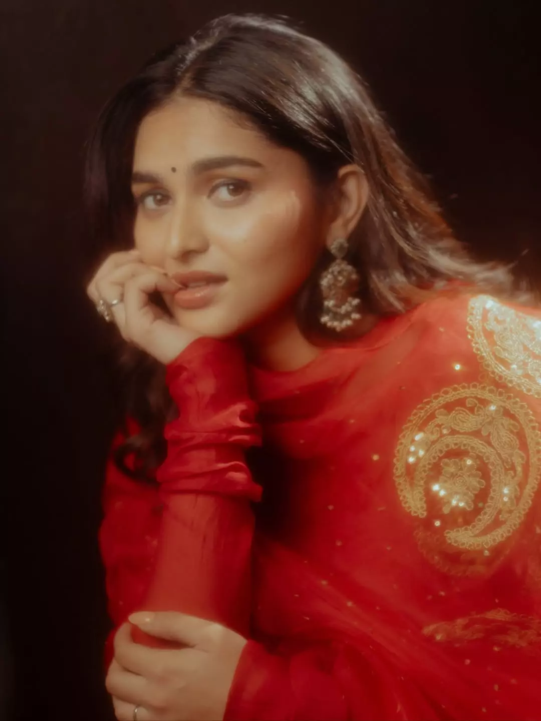 Kayadu Lohar Stuns Fans with Elegant Photoshoot