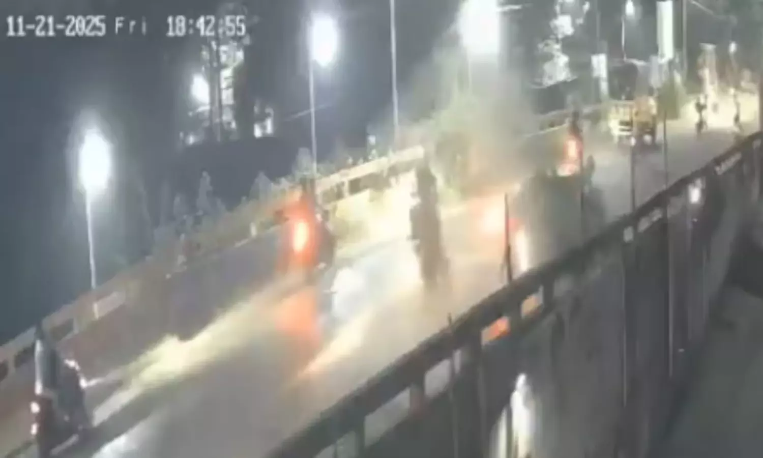 ఘోర ప్రమాదం షాకింగ్ వీడియో... గాల్లో ఎగిరిపడిన బైకర్! ఘోర ప్రమాదం షాకింగ్ వీడియో... గాల్లో ఎగిరిపడిన బైకర్!