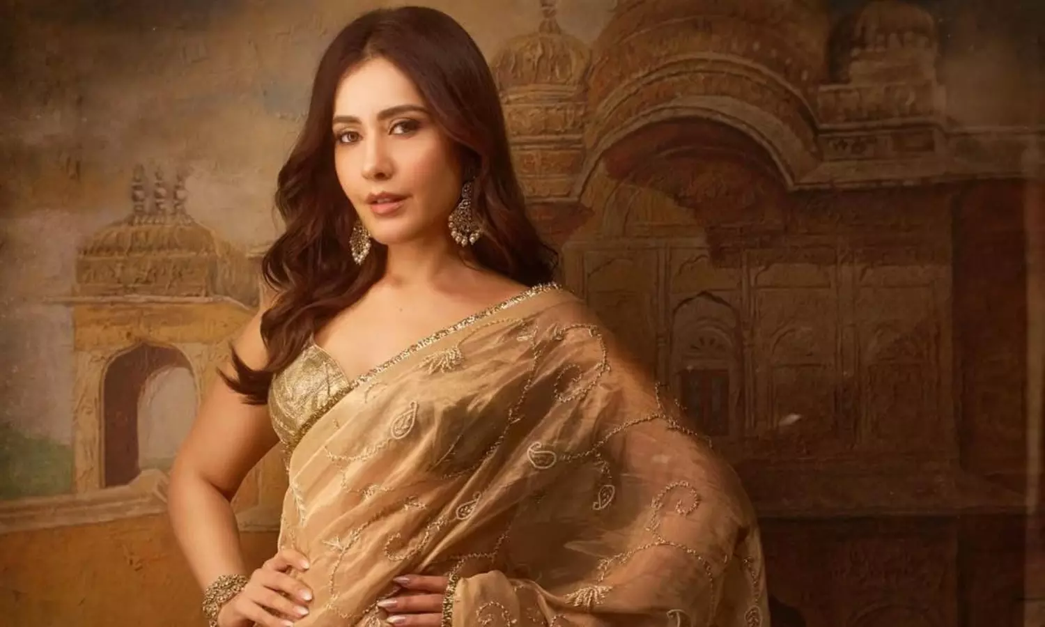 పిక్‌టాక్ : అందాలు రాశి పోసి చీర కడితే...!