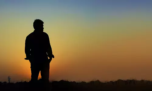 భార్యను వదిలేసి ప్రియురాలి కోసం నడిరోడ్డు మీద ఆత్మహత్యాయత్నం