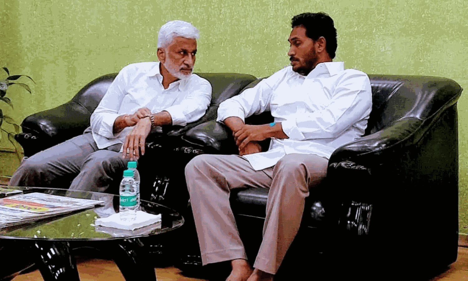 పార్టీ పెడతా...జగన్ కి  విజయసాయిరెడ్డి  షాక్