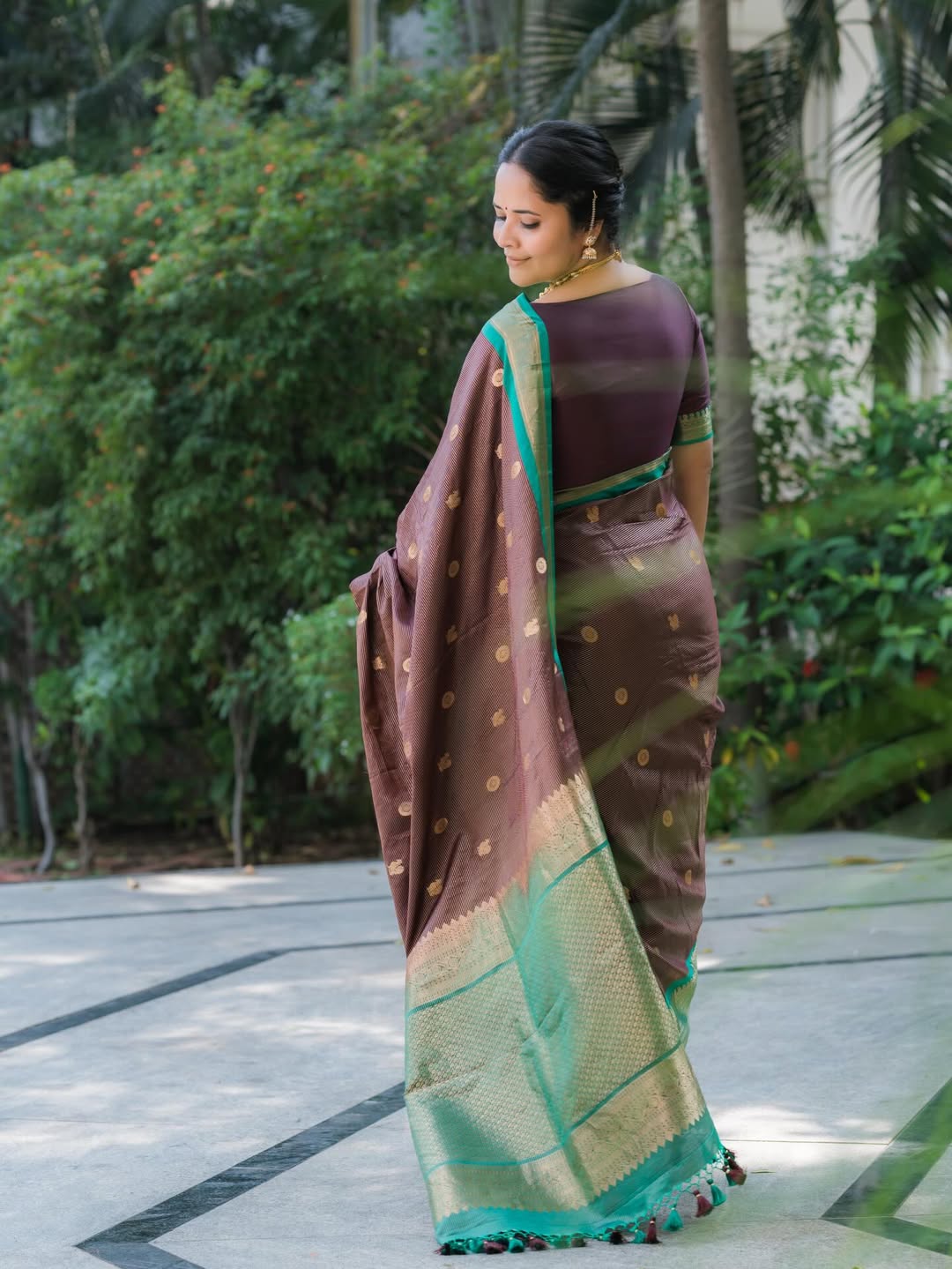 Anasuya’s Fierce Look in Saree