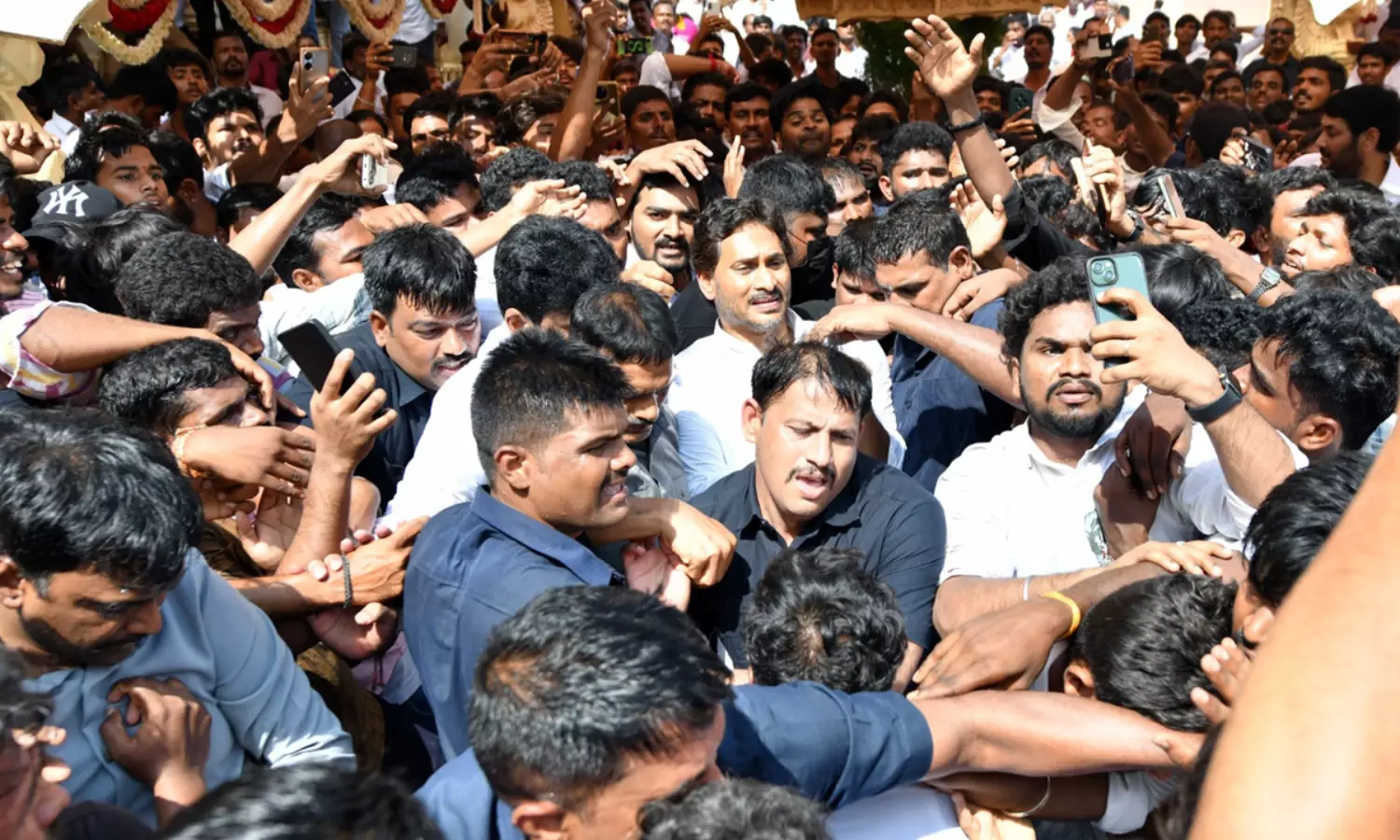 పెళ్లి వేడుకకు రాప్తాడుకు వచ్చిన జగన్ కోసం ఇంత జనసందోహమా? పెళ్లి వేడుకకు రాప్తాడుకు వచ్చిన జగన్ కోసం ఇంత జనసందోహమా?