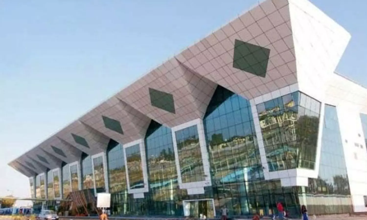 3 రోజులుగా వీవీఐపీల సెర్చ్ లో భారత్ లోని ఆ ఎయిర్ పోర్టు